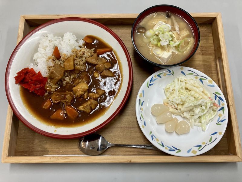 カレーライスとみそ汁、サラダの定食