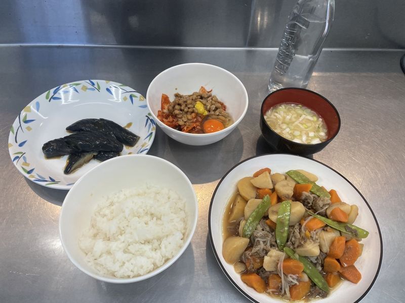 肉じゃがと納豆、みそ汁の定食