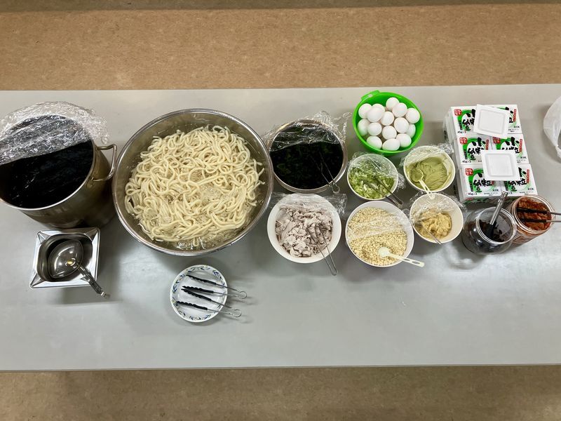 具材がずらりと並んだうどんのバイキング