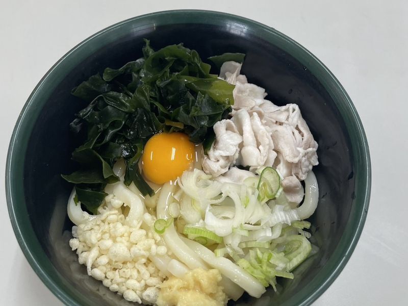 卵やわかめ、豚肉をのせたうどん