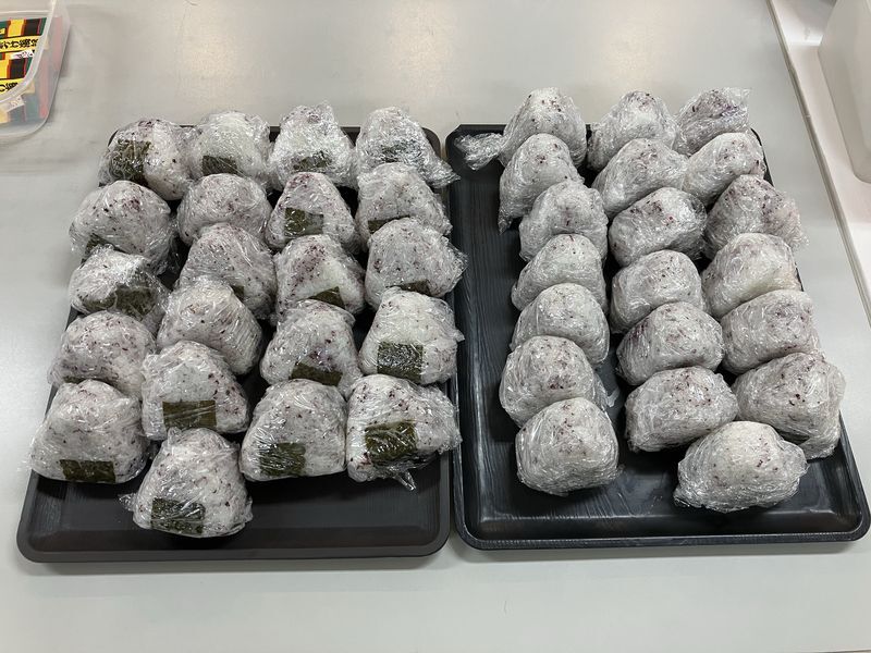 トレーいっぱいに並んだおにぎり